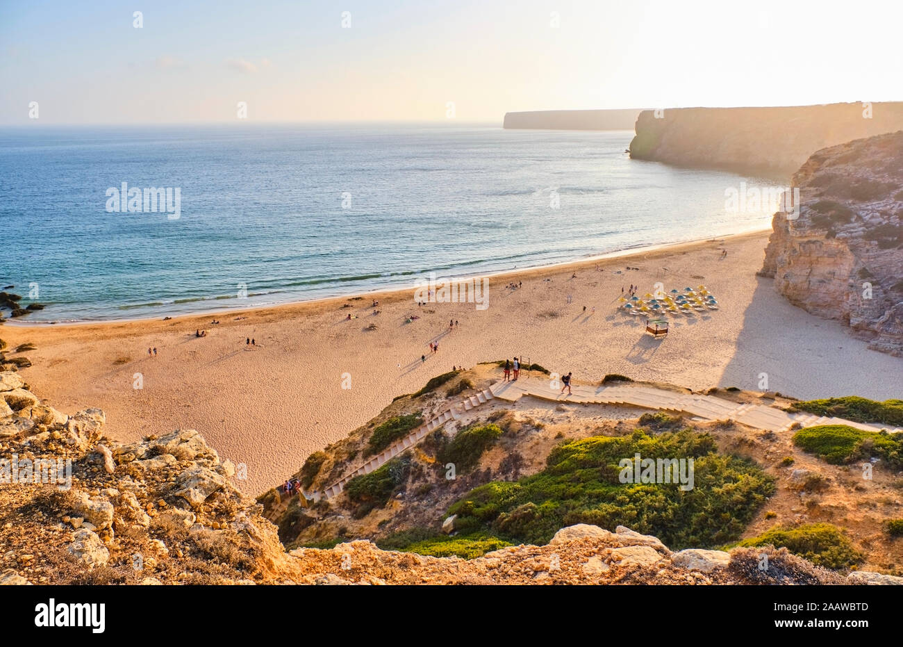 Portugal, Algarve, Sagres, playa Beliche al amanecer. Foto de stock