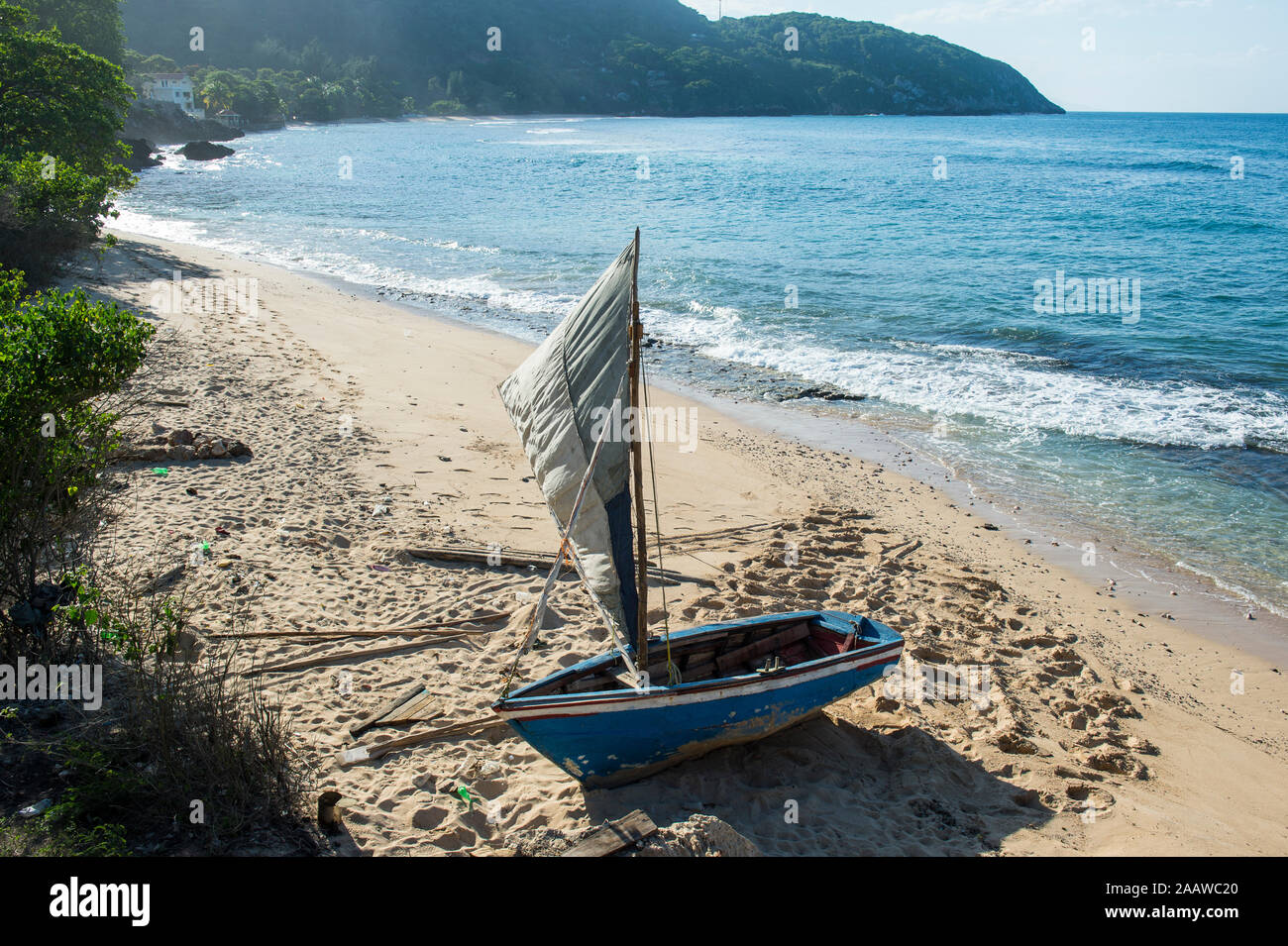 Barco sobre la orilla de la playa, Labadee, Cap Haitien, Haití, el Caribe Foto de stock