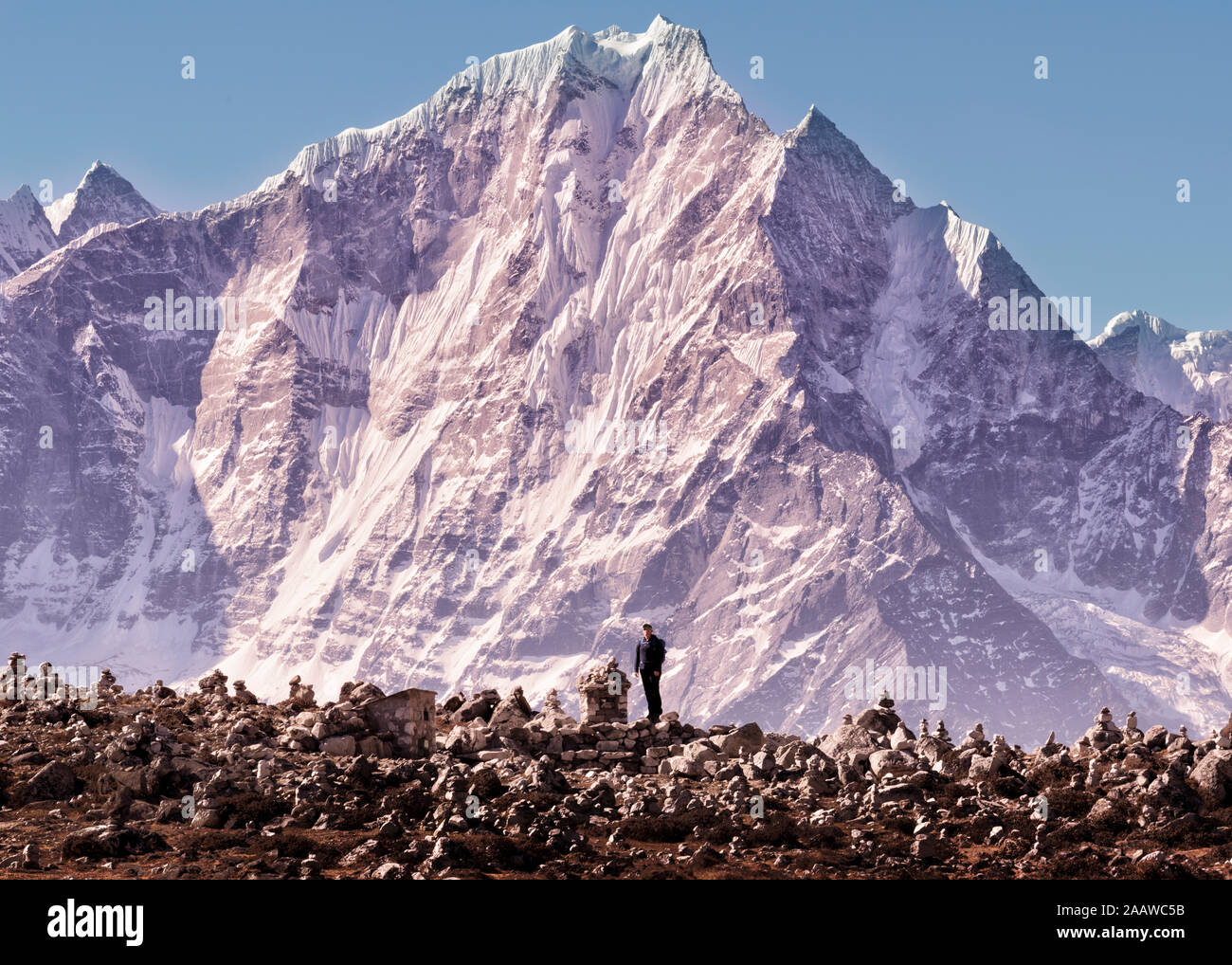 Mujer joven de pie en frente de la montaña Thamseku, Solo Khumbu, Mepal Foto de stock
