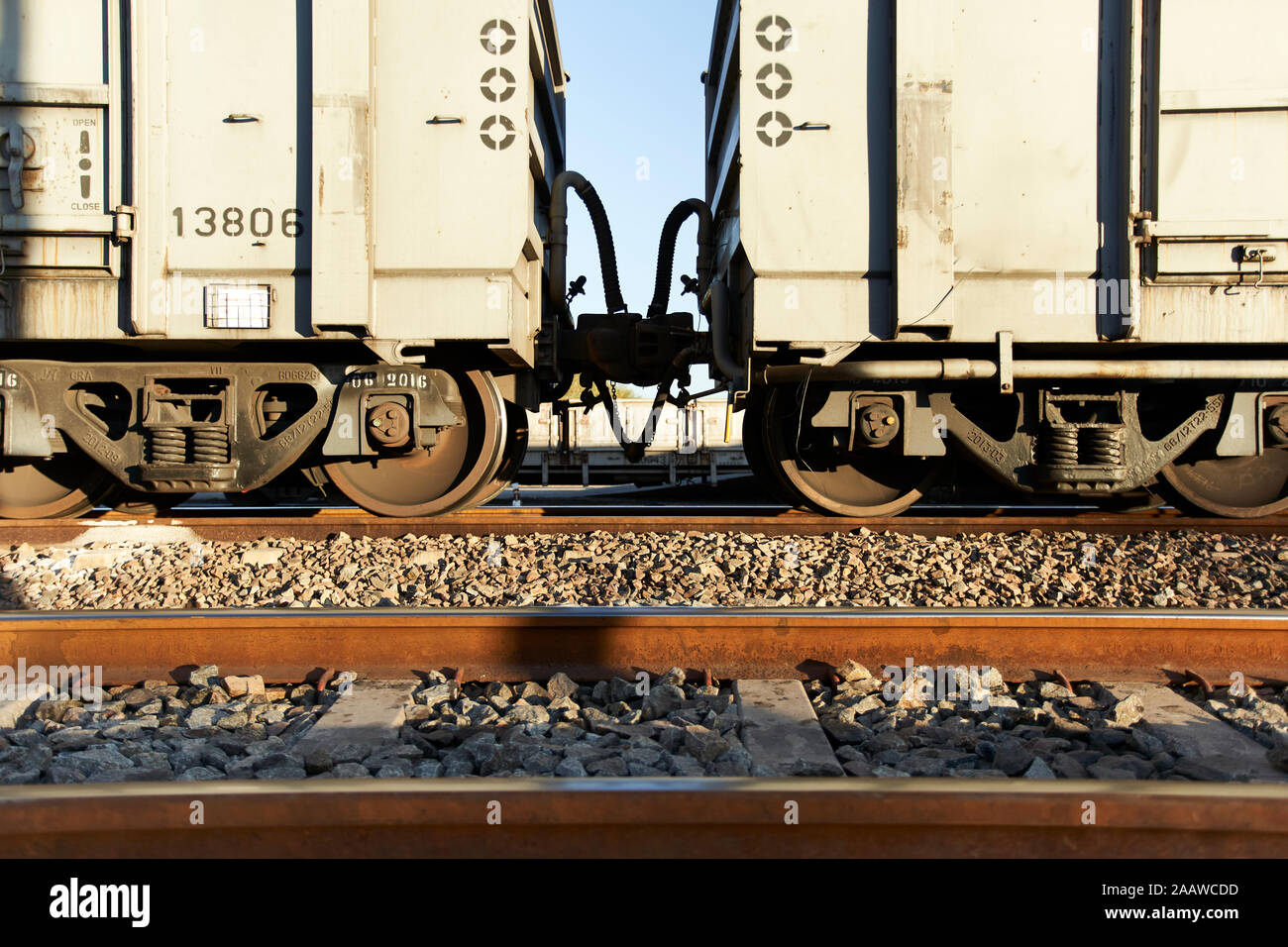Tren de carga sobre la vía férrea, Palapye, Botswana Foto de stock