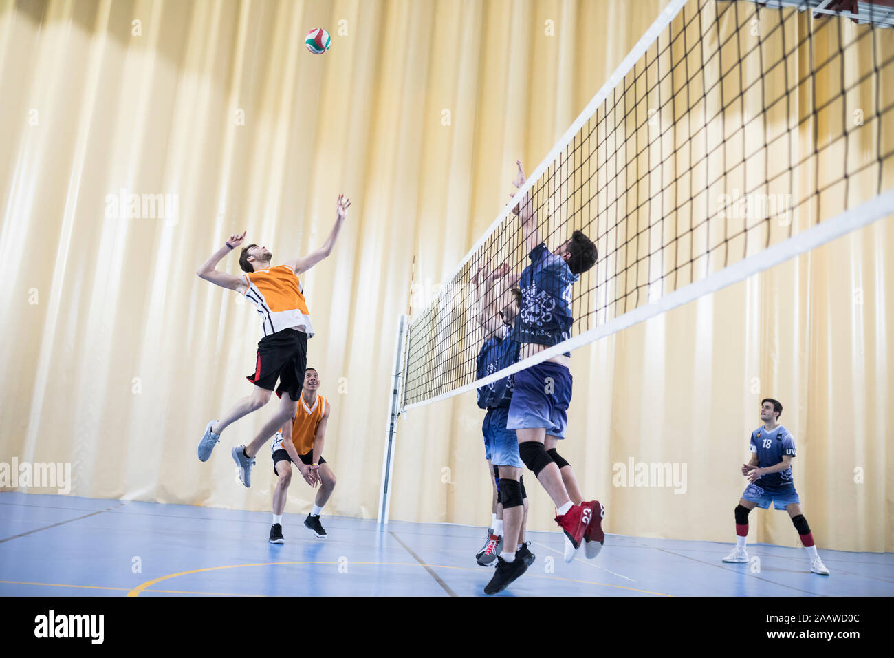 Hombre saltar durante una coincidencia de voleibol Foto de stock