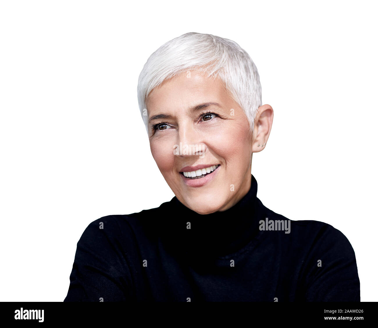 Retrato De Mujer Madura Con Cabello Gris Corto Vistiendo Negro Cuello Tortuga Pullover Contra El Fondo Blanco Fotografia De Stock Alamy