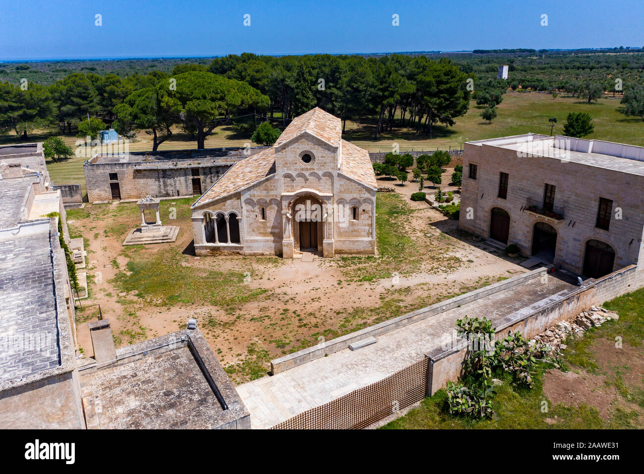 Vista aérea de Santa Maria a Cerrate contra el azul claro del cielo durante el día soleado, Lecce, Italia Foto de stock