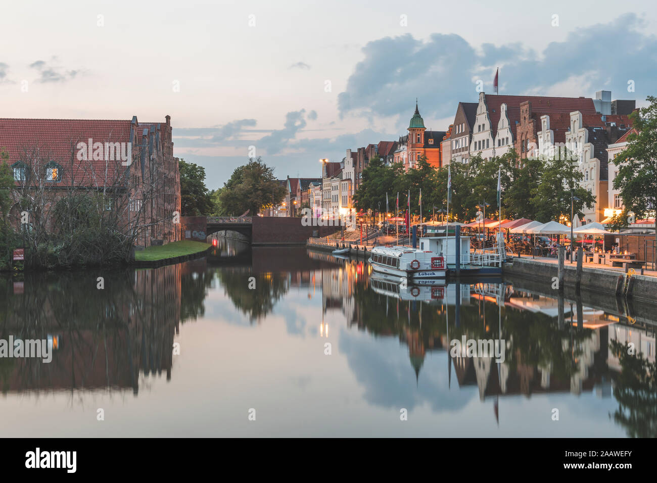 Buque amarrado por el río Trave contra el cielo al atardecer, Lübeck, Alemania Foto de stock
