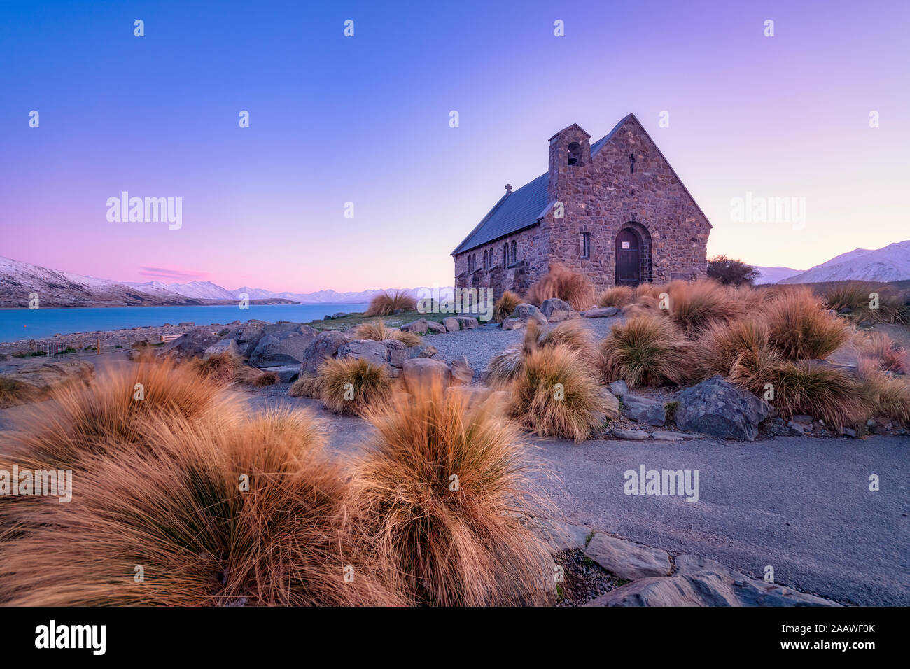 Iglesia del Buen Pastor contra el cielo durante la puesta de sol, el Lago Tekapo, Nueva Zelanda Foto de stock
