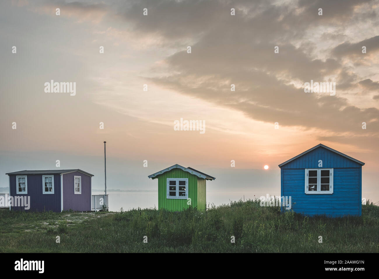 Dinamarca, Aeroe, Aeroskobing, tradicionales baños en la playa visto al atardecer Foto de stock