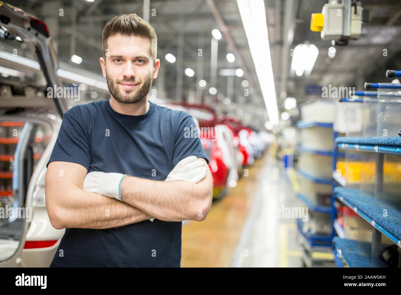 Retrato de seguro obrero en la moderna fábrica de coches Foto de stock