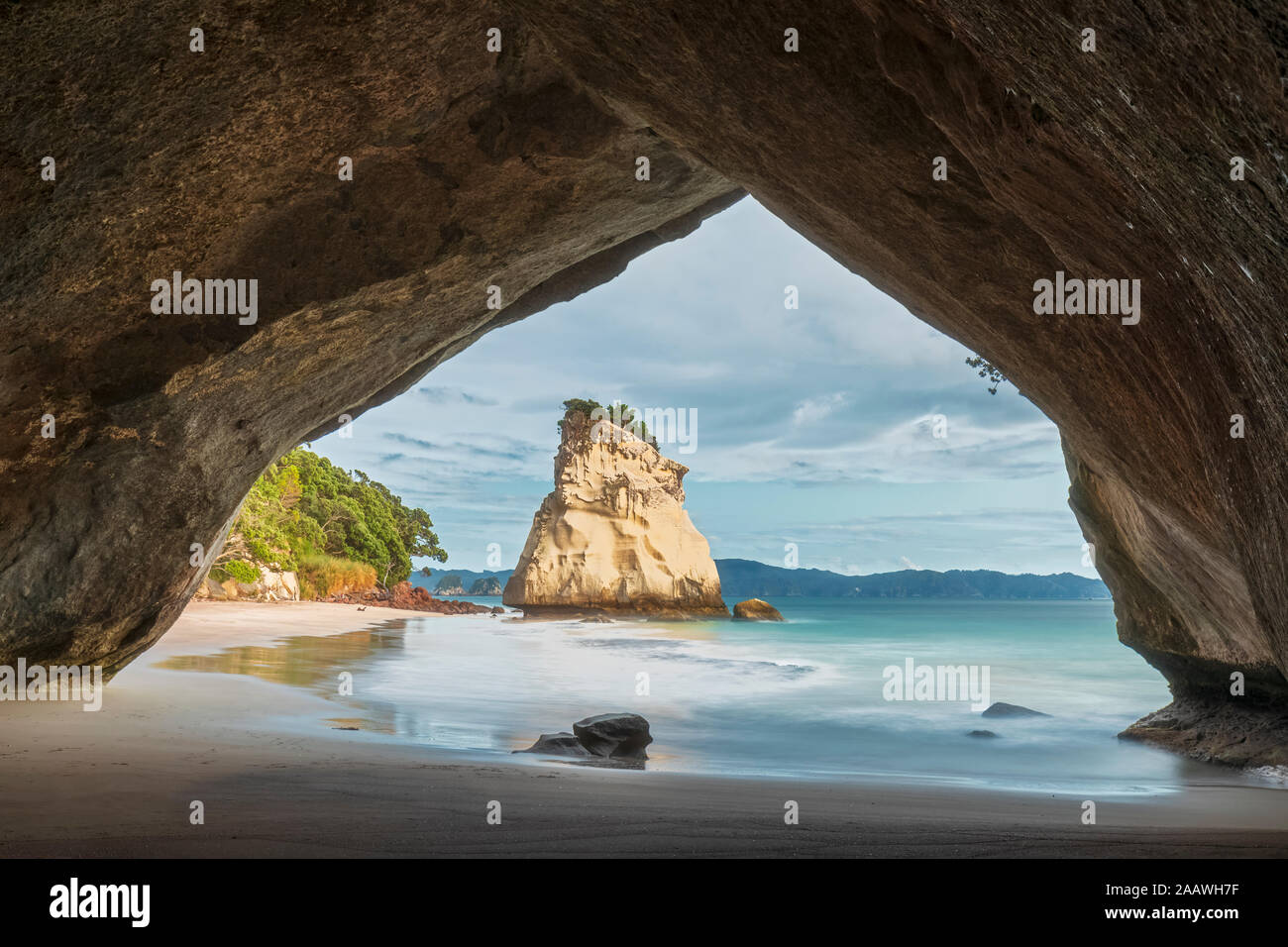 Nueva Zelanda, Isla Norte, Waikato, Te Hoho Rock visto desde bajo el arco natural en la Catedral Cove Foto de stock