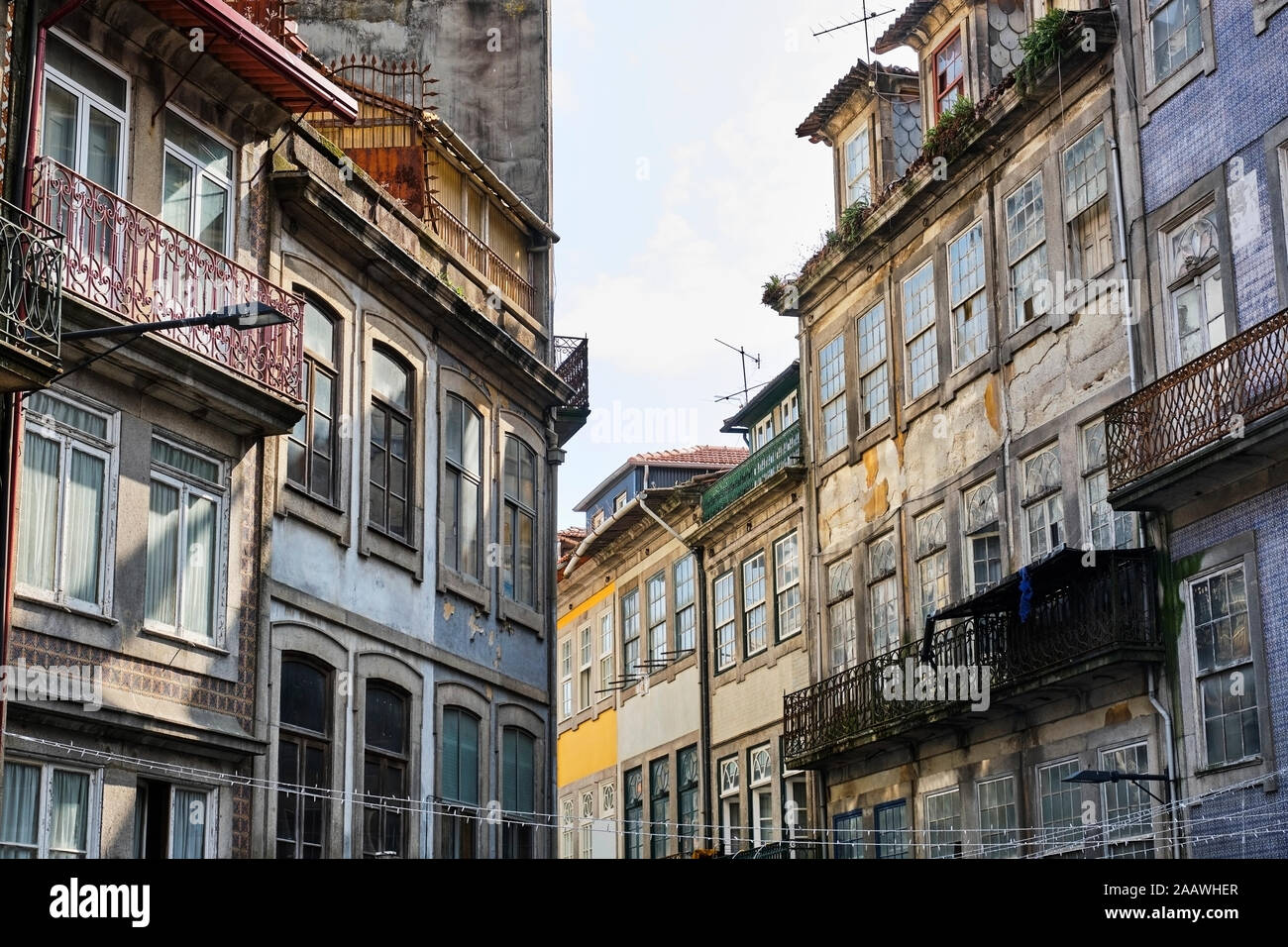 Portugal, Porto, ventanas y balcones de antiguos edificios residenciales Foto de stock