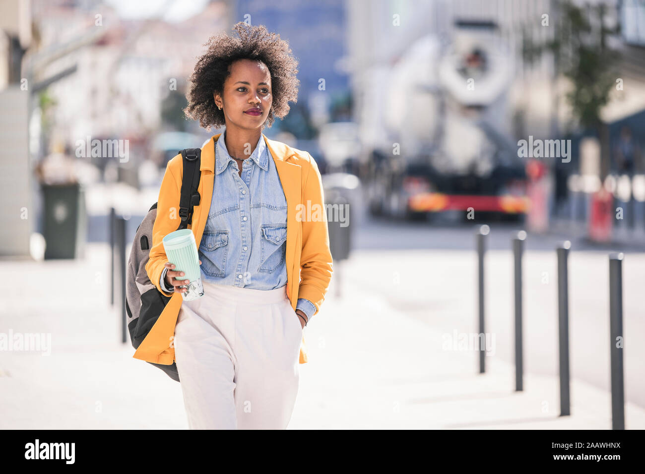 Mujer joven en la ciudad sobre la marcha Foto de stock