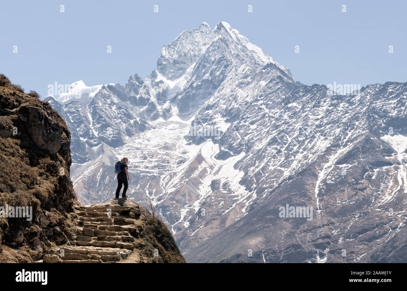 Mujer en frente de la montaña Thamersku, Himalaya, Solo Khumbu, Nepal Foto de stock