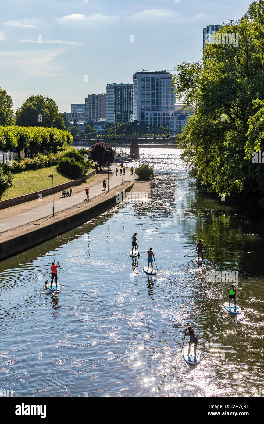 Un alto ángulo de vista de la gente sobre el río paddleboarding en Frankfurt, Alemania Foto de stock