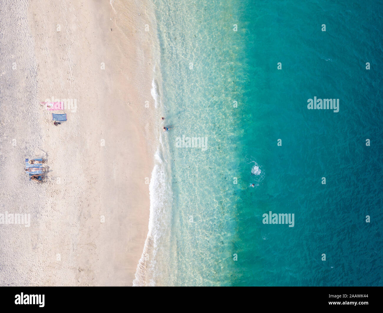 Drone shot de playa en Isla Gili-Air, Bali, Indonesia Foto de stock