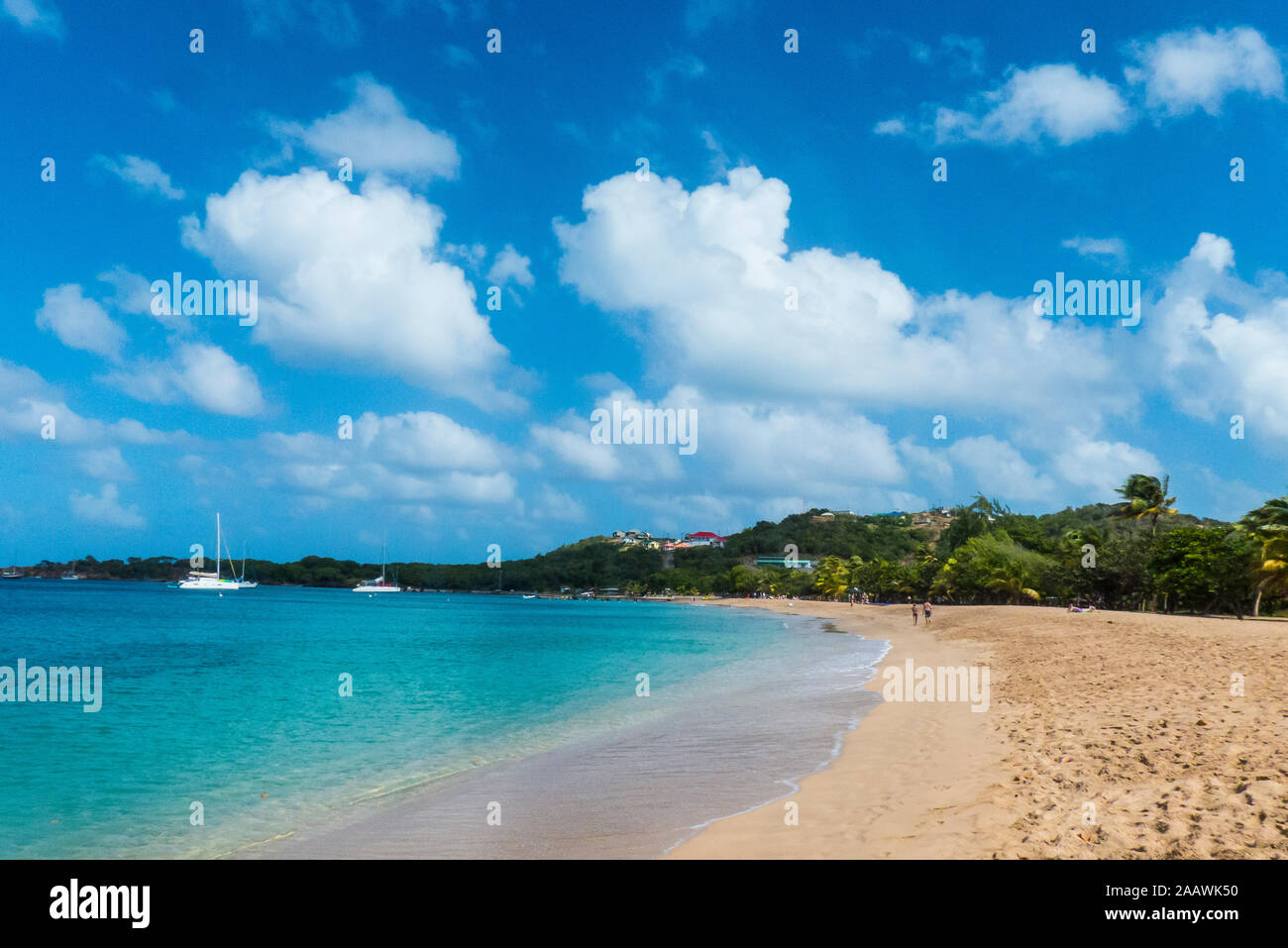 Vista panorámica de la playa de arena contra el cielo en Salt Whistle Bay, Mayreau, Granadinas, San Vicente y las Granadinas, el Caribe Foto de stock