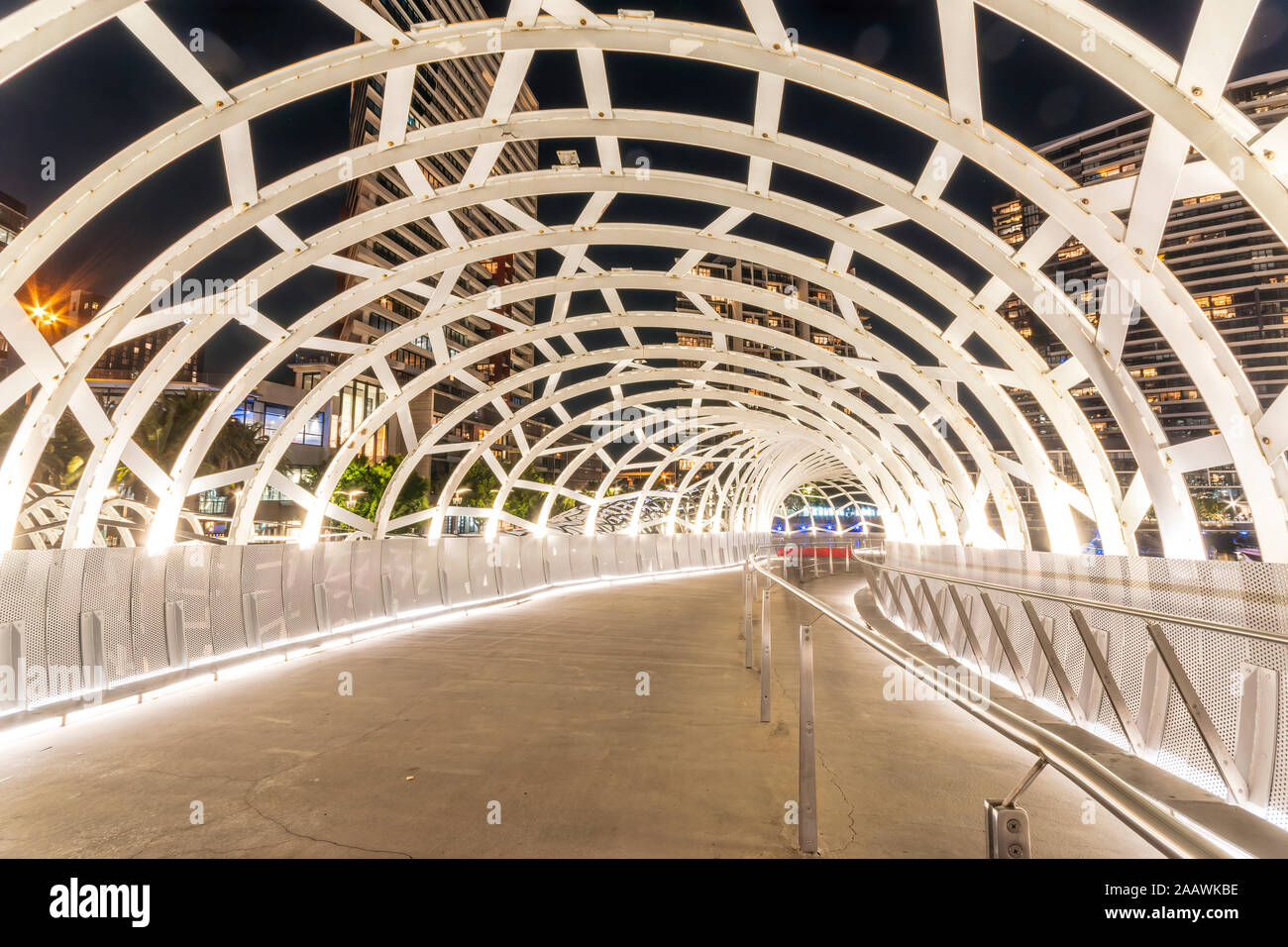 Webb puente iluminado por la noche en la zona de Docklands, Melbourne, Australia Foto de stock