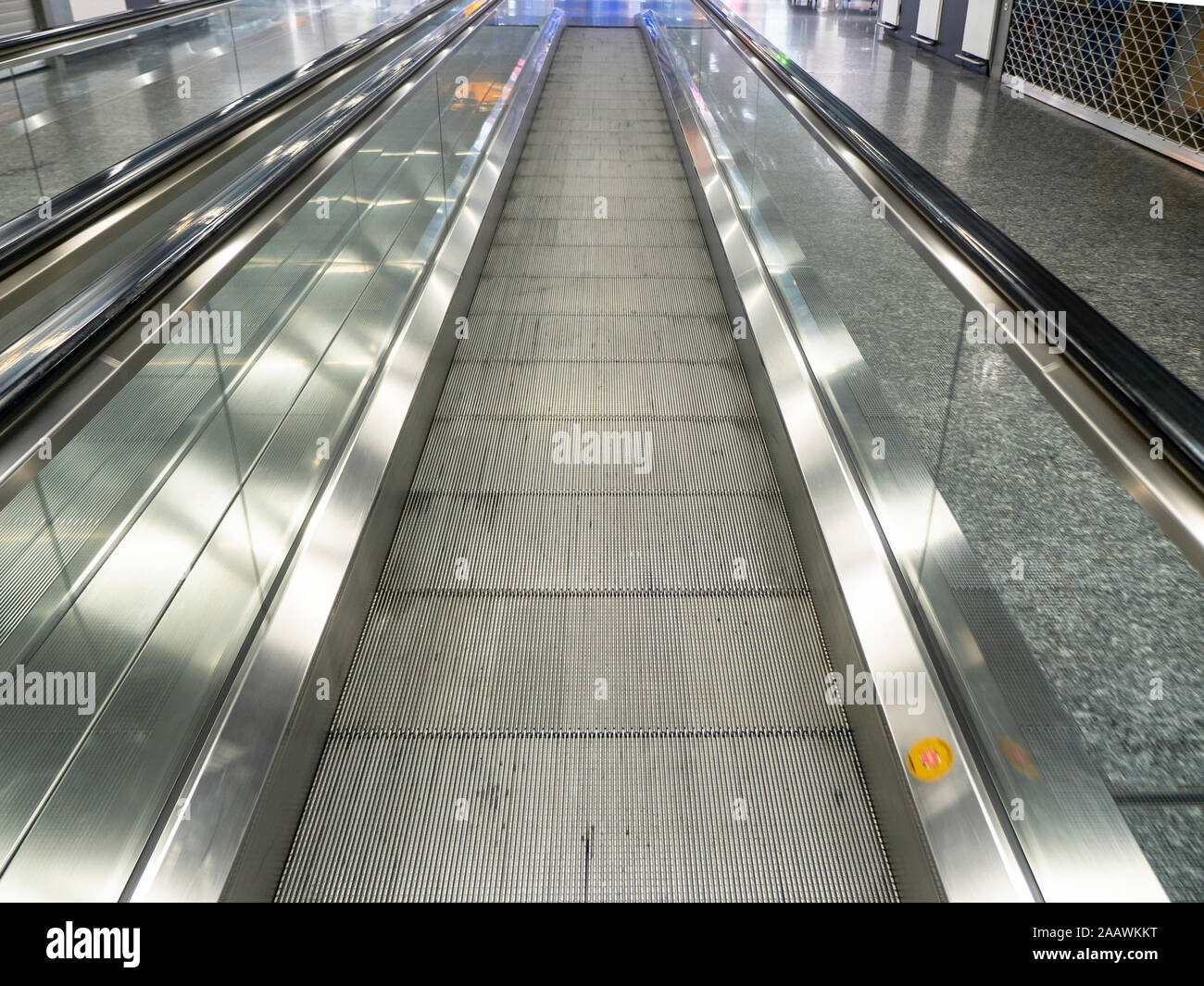 Perspectiva decreciente de andén móvil vacía en el aeropuerto Foto de stock