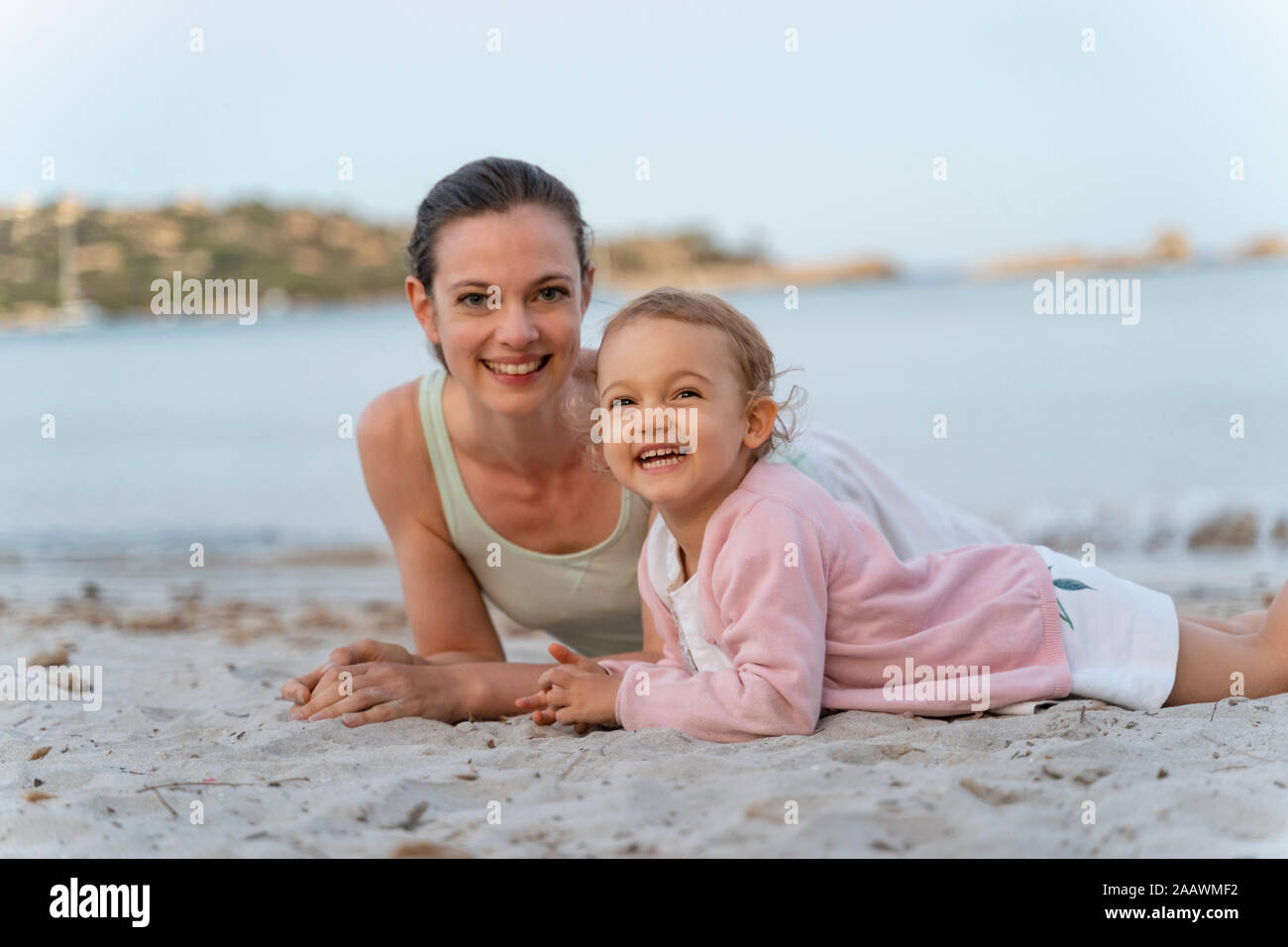 Retrato de madre feliz con mi hija en la playa Foto de stock