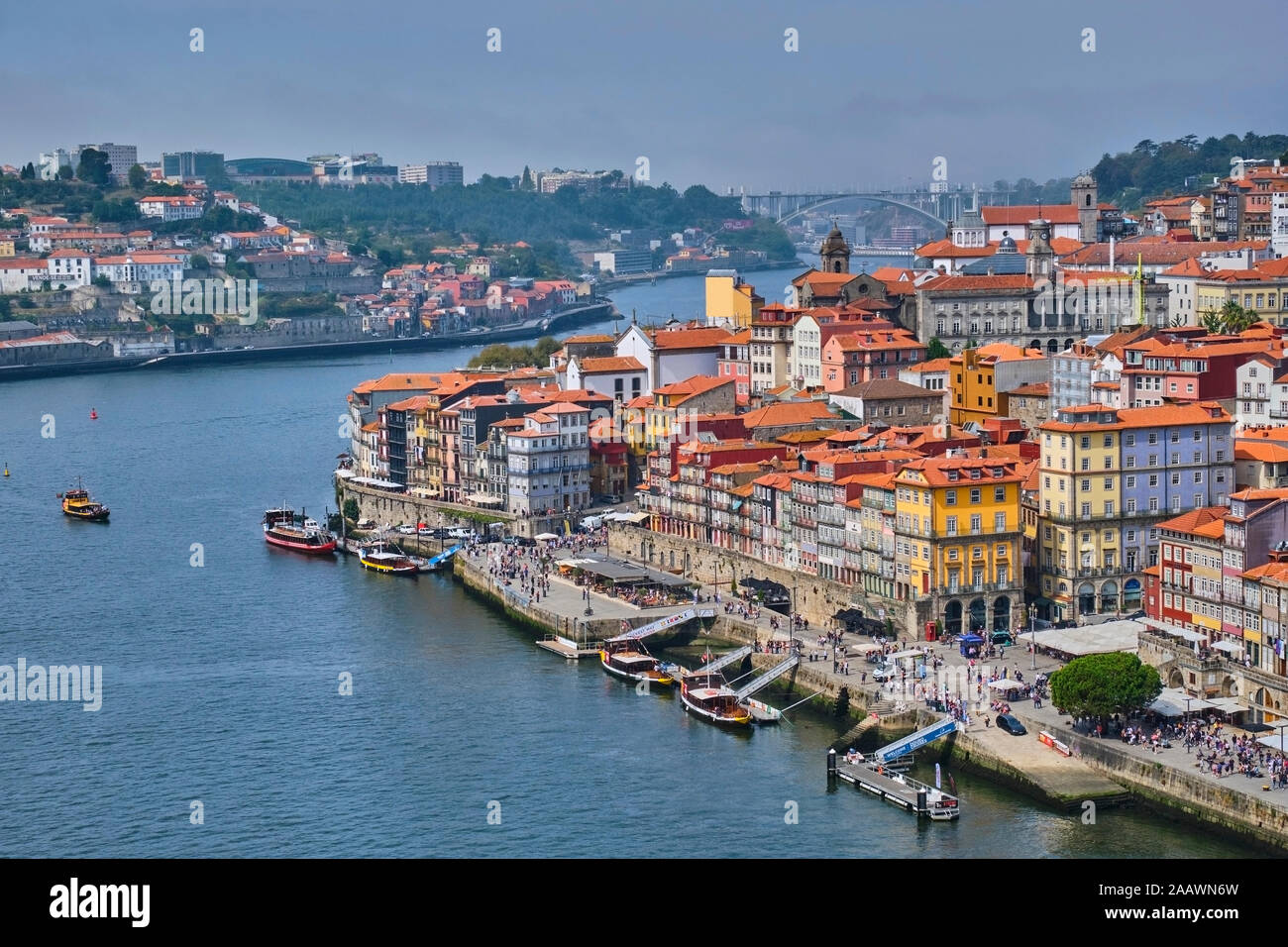 Portugal, Porto, Un alto ángulo de vista del río Duero y waterfront city Foto de stock
