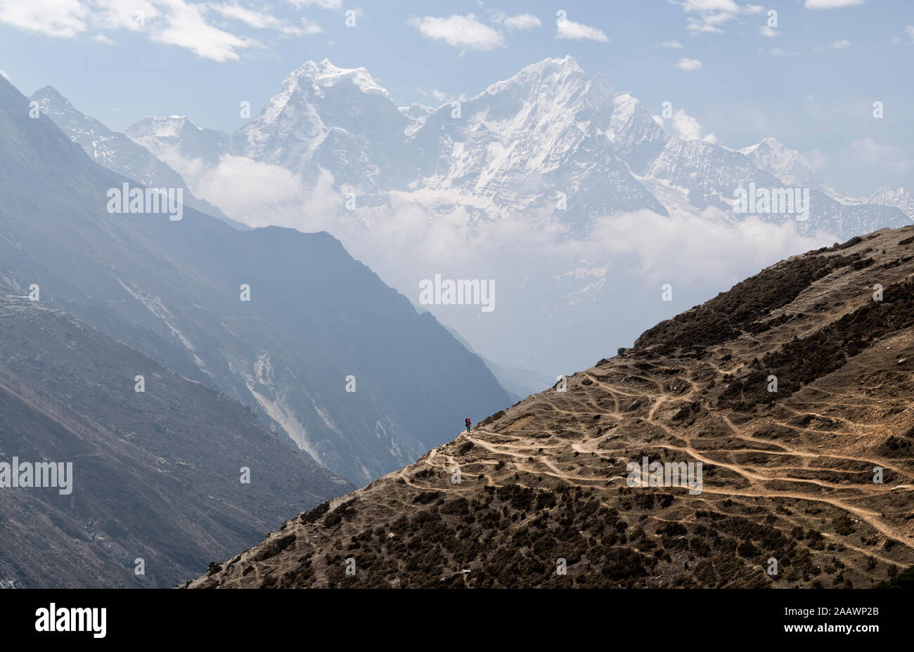 Las personas trekking en el Himalaya cerca Machhermo, Solo Khumbu, Nepal Foto de stock