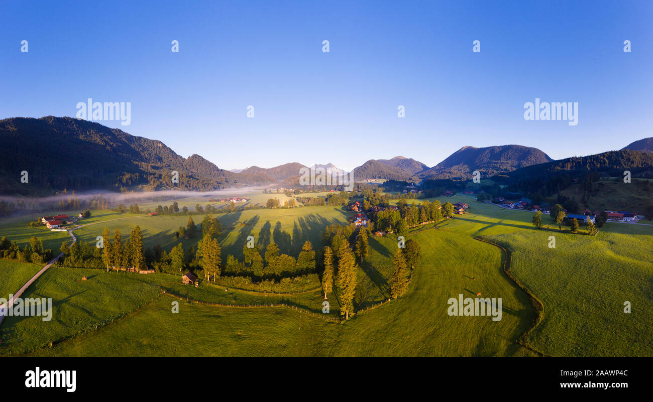 Alemania, Baviera, la Alta Baviera, Jachenau Isarwinkel, paisaje rural, al amanecer. Foto de stock