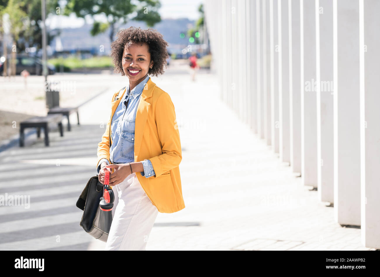 Retrato de mujer sonriente en la ciudad Foto de stock