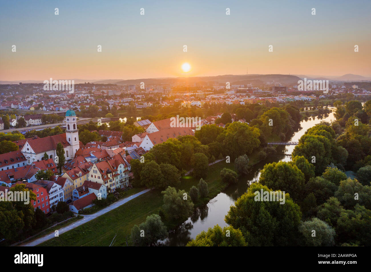 Vista aérea de los edificios en contra sky Stadtamhof durante el amanecer, Baviera, Alemania Foto de stock