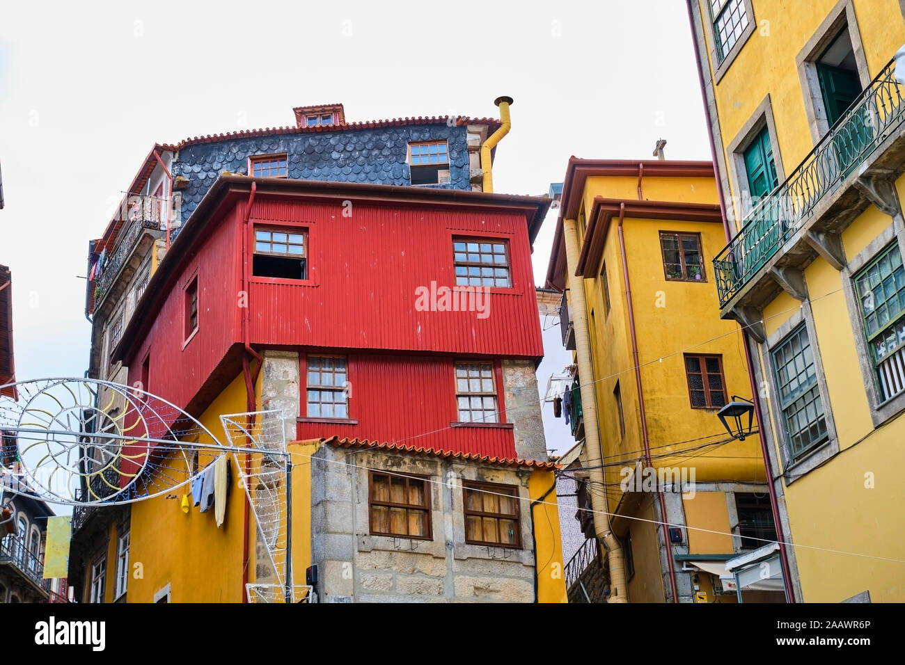 Portugal, Porto, coloridas casas en plaza Ribeira Foto de stock