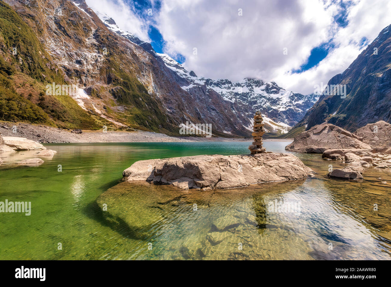 Lago mariana, el Parque Nacional Fiordland, Isla del Sur, Nueva Zelanda Foto de stock