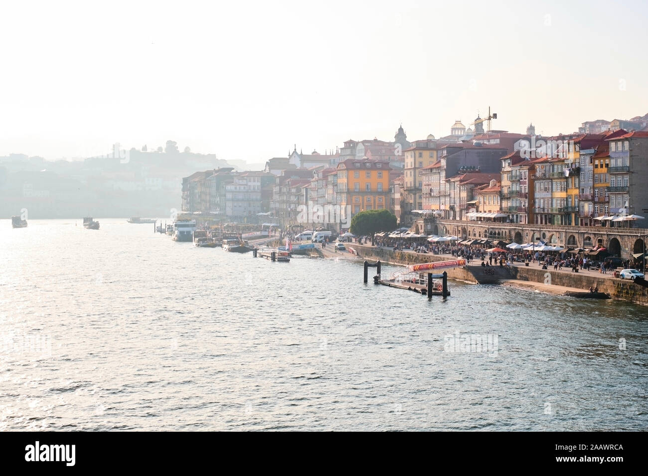 Portugal, Porto, ciudad ribereña del río Duero visto Foto de stock