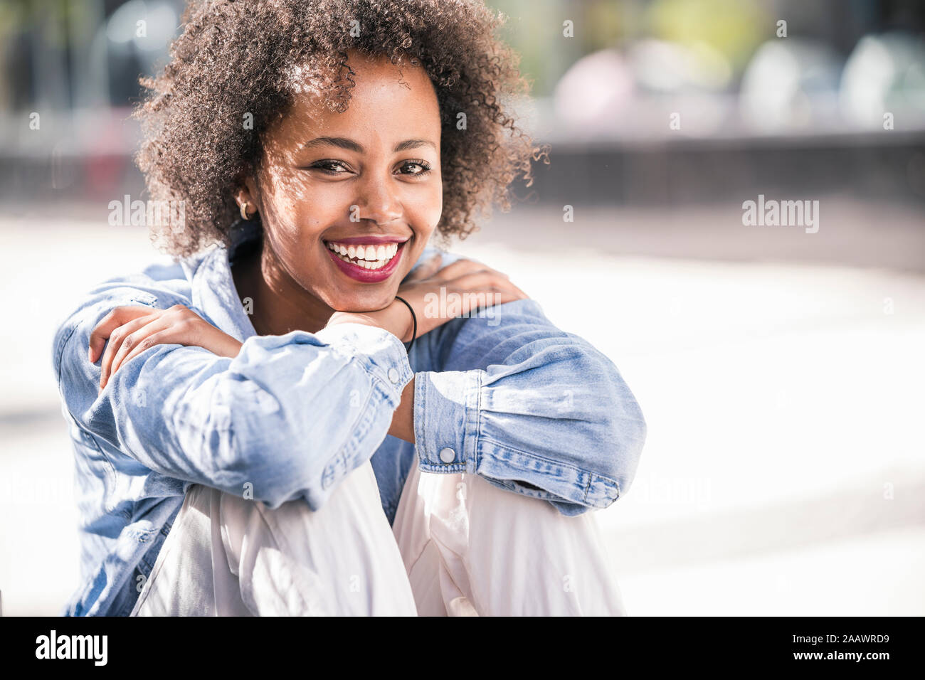 Retrato de mujer joven feliz al aire libre Foto de stock