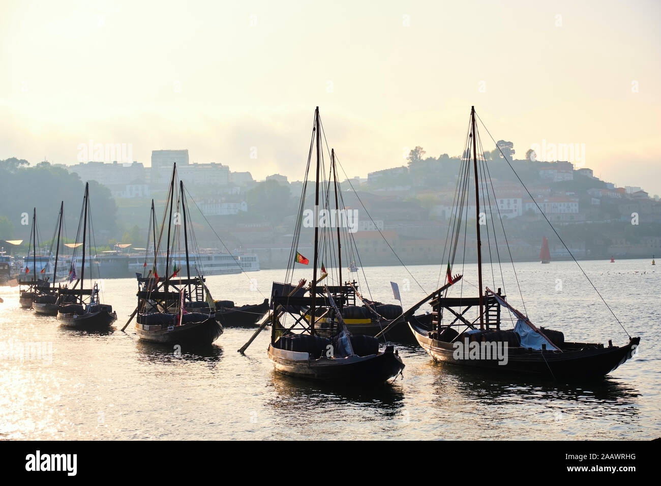 Portugal, el Oporto, el Duero, Vila Nova de Gaia oporto barcos Foto de stock
