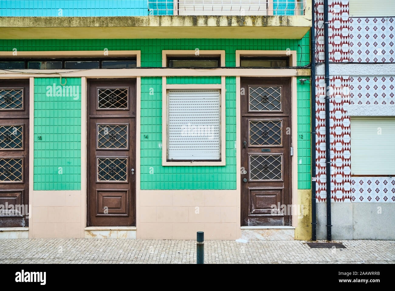 Portugal, Porto, Afurada, vista frontal de casas adornadas visto durante el día Foto de stock