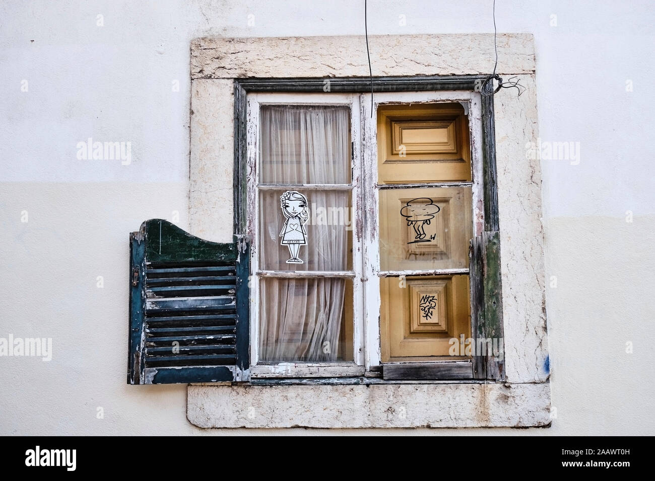 Portugal, Lisboa, Alfama, ventana vieja Foto de stock