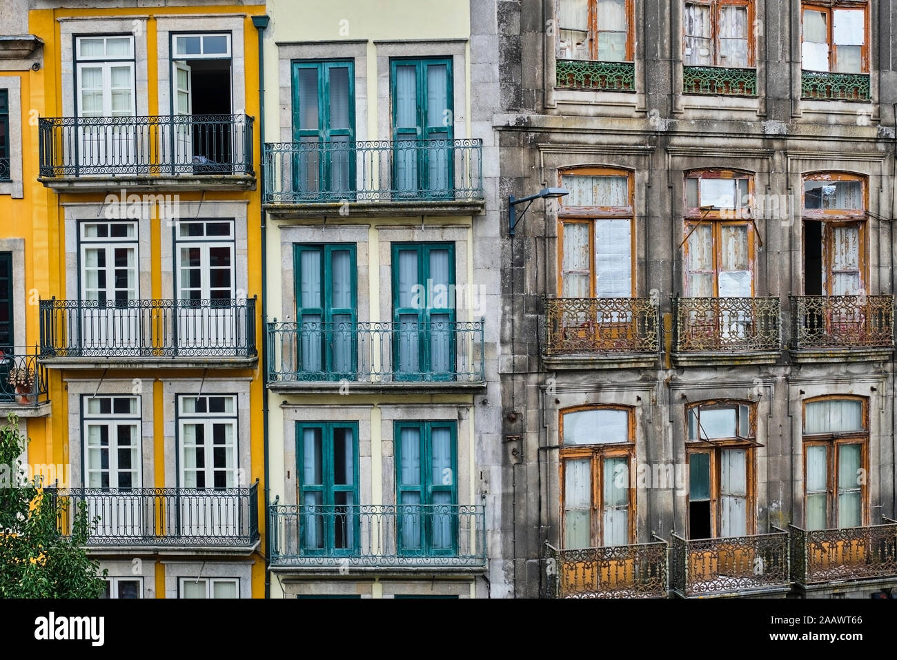 Portugal, Porto, vista frontal del renovado y descuidadas fachadas Foto de stock