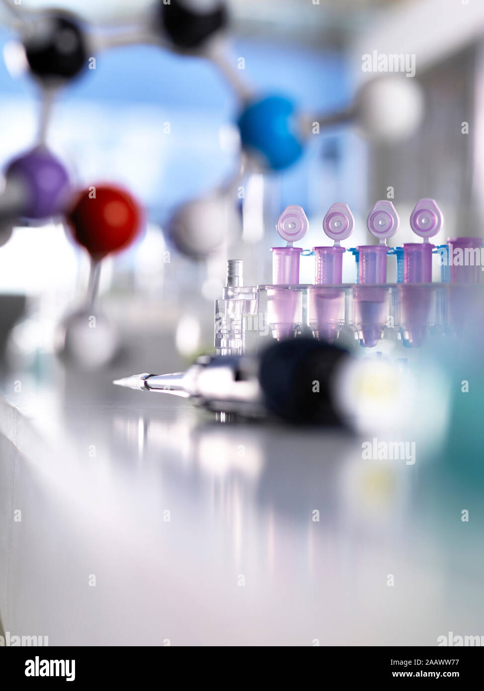 Close-up de pipeta con estructura molecular y tubos de ensayo en la tabla en el laboratorio Foto de stock