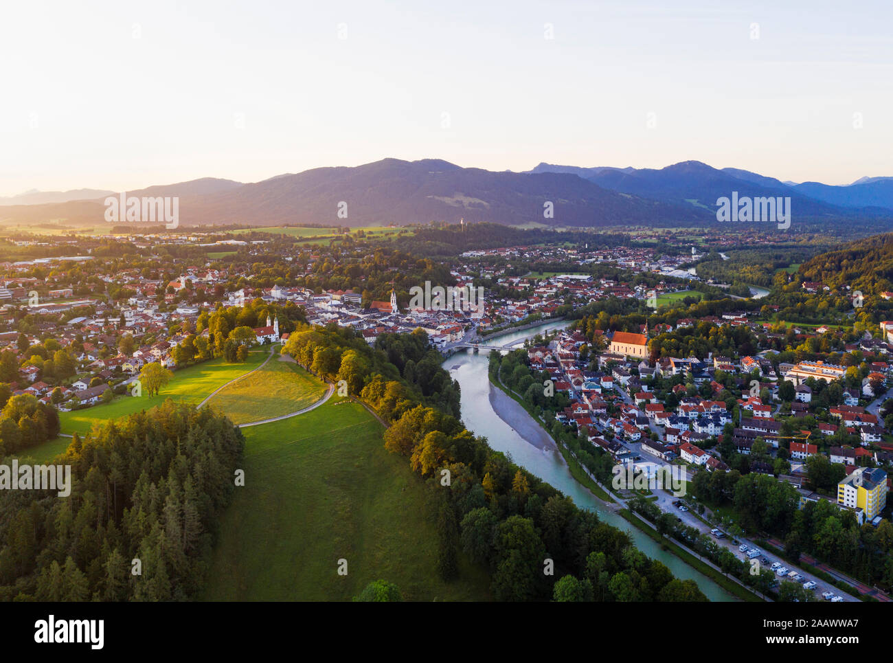Vista aérea del cerro Calvario y el río Isar, contra el cielo, Isarwinkel, Alta Baviera, Baviera, Alemania Foto de stock
