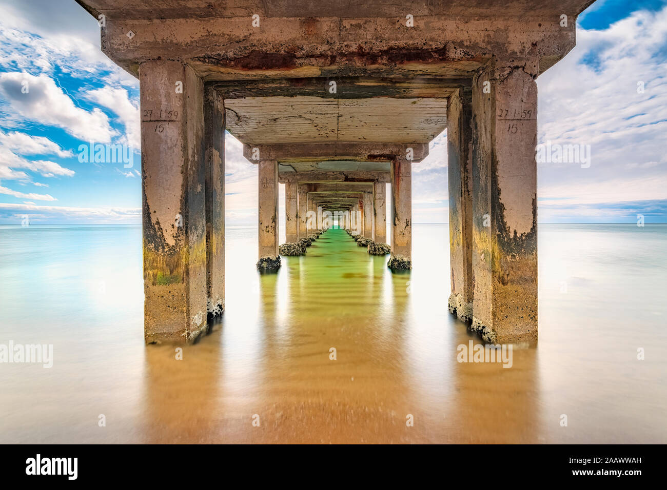 Dromana Pier por mar contra el cielo, Victoria, Australia Foto de stock