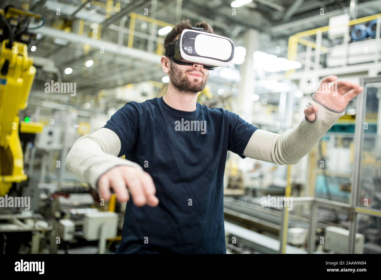 El hombre llevaba gafas VR en la moderna fábrica Foto de stock