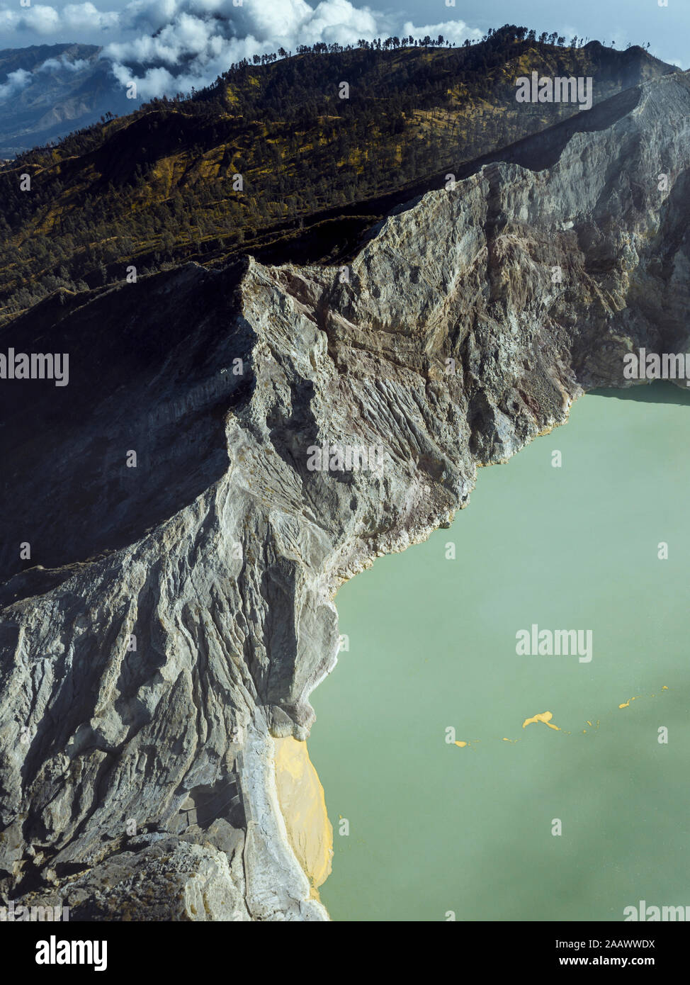 Indonesia, Java, vista aérea del lago sulfúrico verde del volcán Ijen Foto de stock