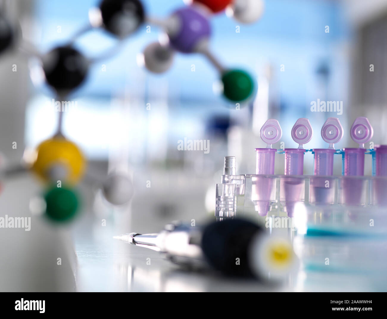 Cerca de tubos de ensayo con pipeta y estructura molecular en la tabla en el laboratorio Foto de stock