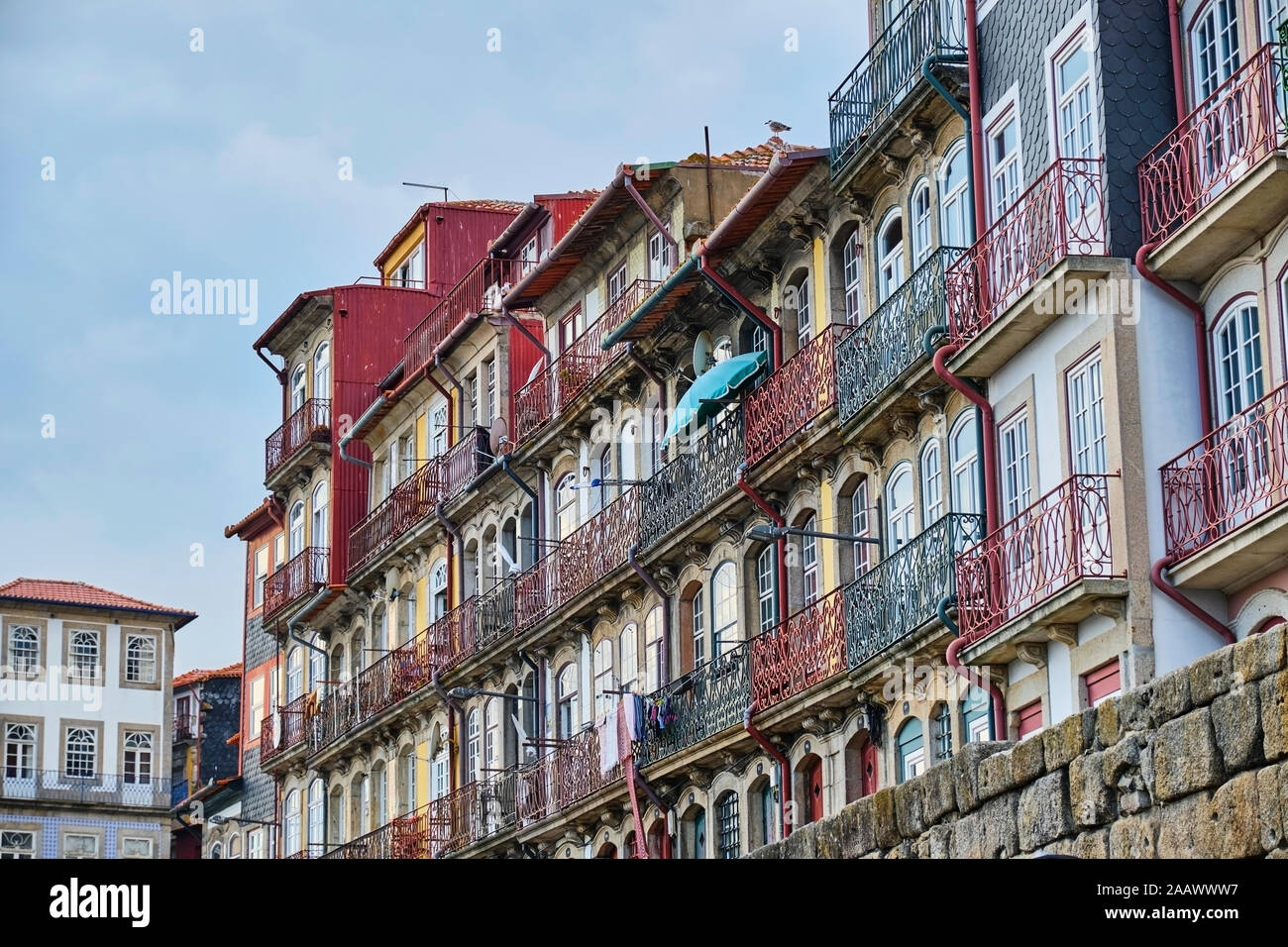 Portugal, Porto, coloridas casas en plaza Ribeira Foto de stock