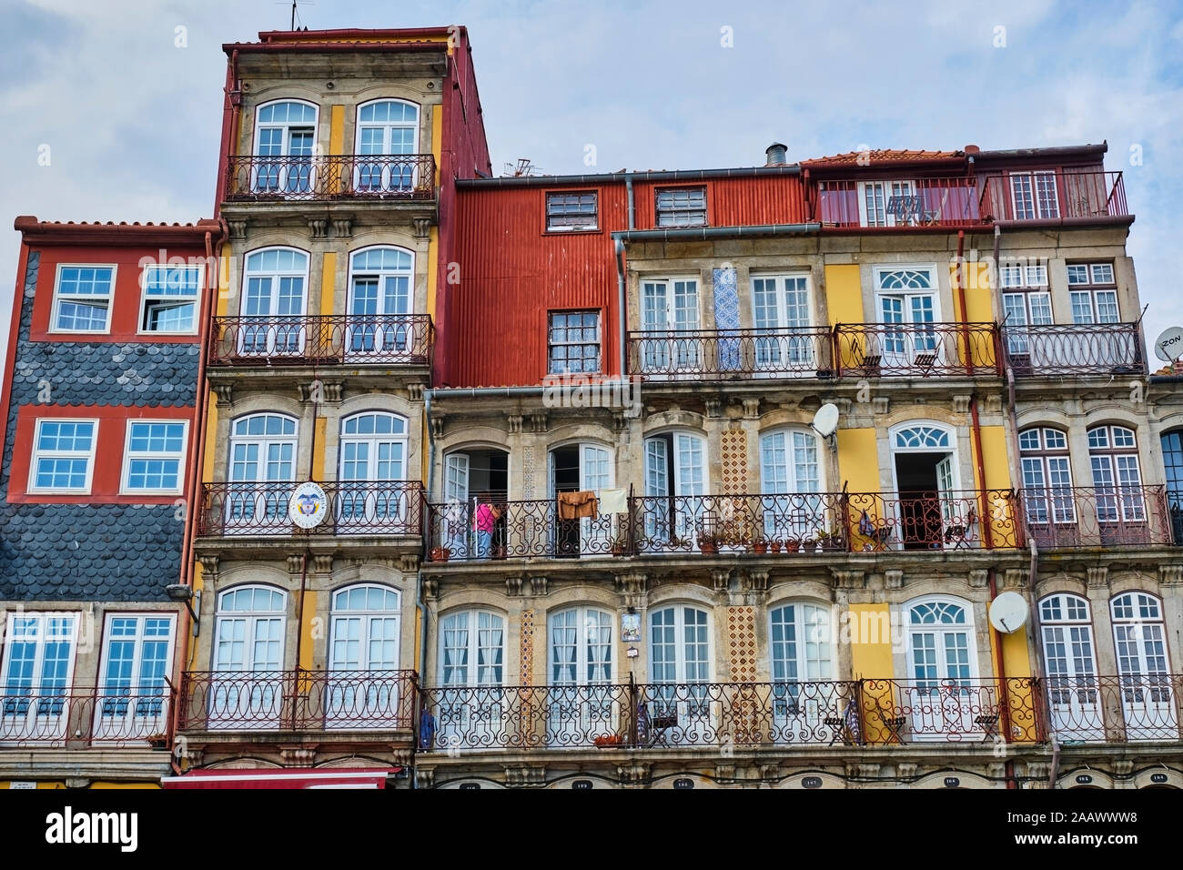 Portugal, Porto, Ribeira, ángulo de visión baja de coloridas fachadas townhouse Foto de stock