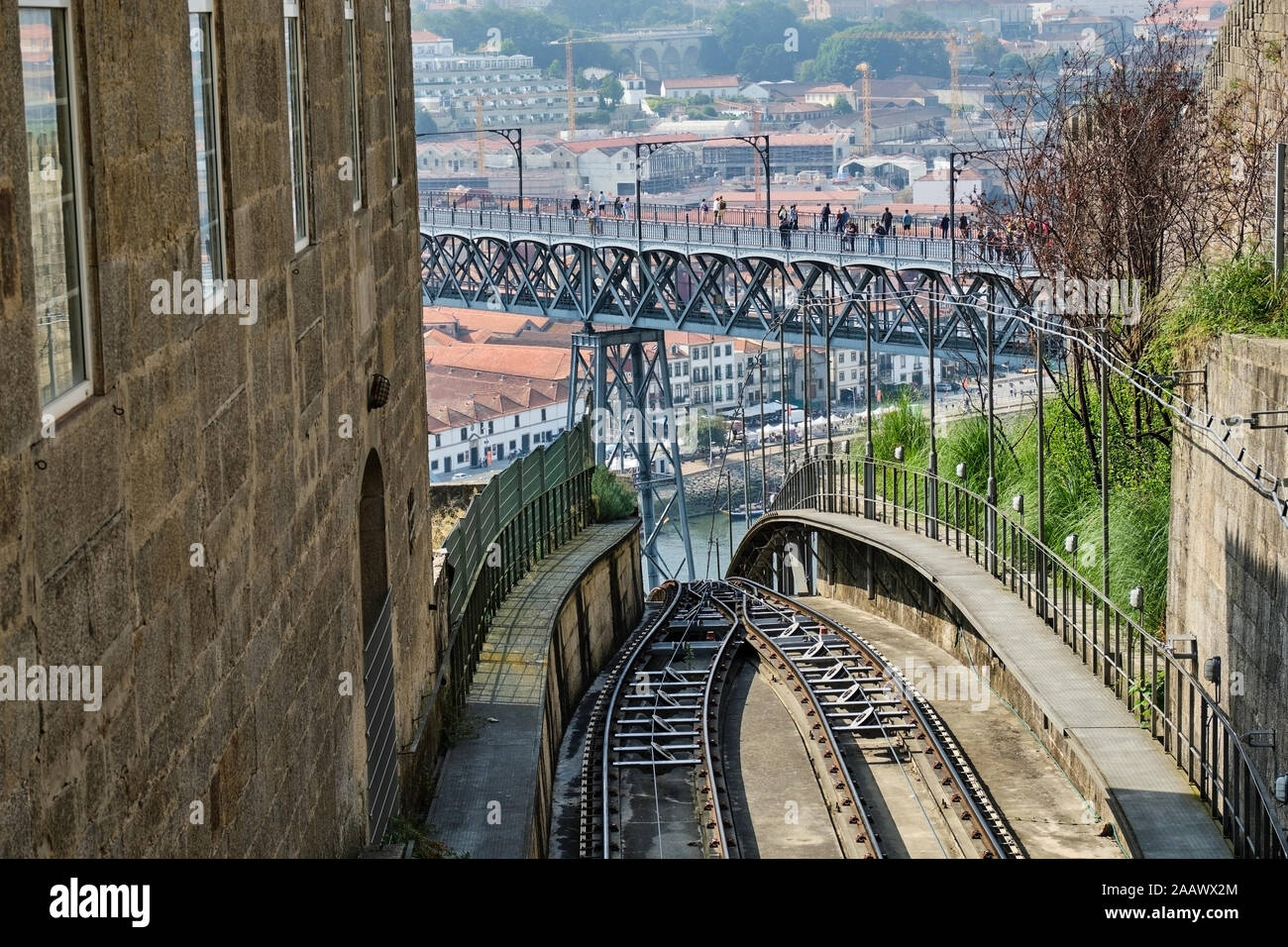 Portugal, el Oporto, el Duero, el puente Dom Luis visto desde railroad Foto de stock