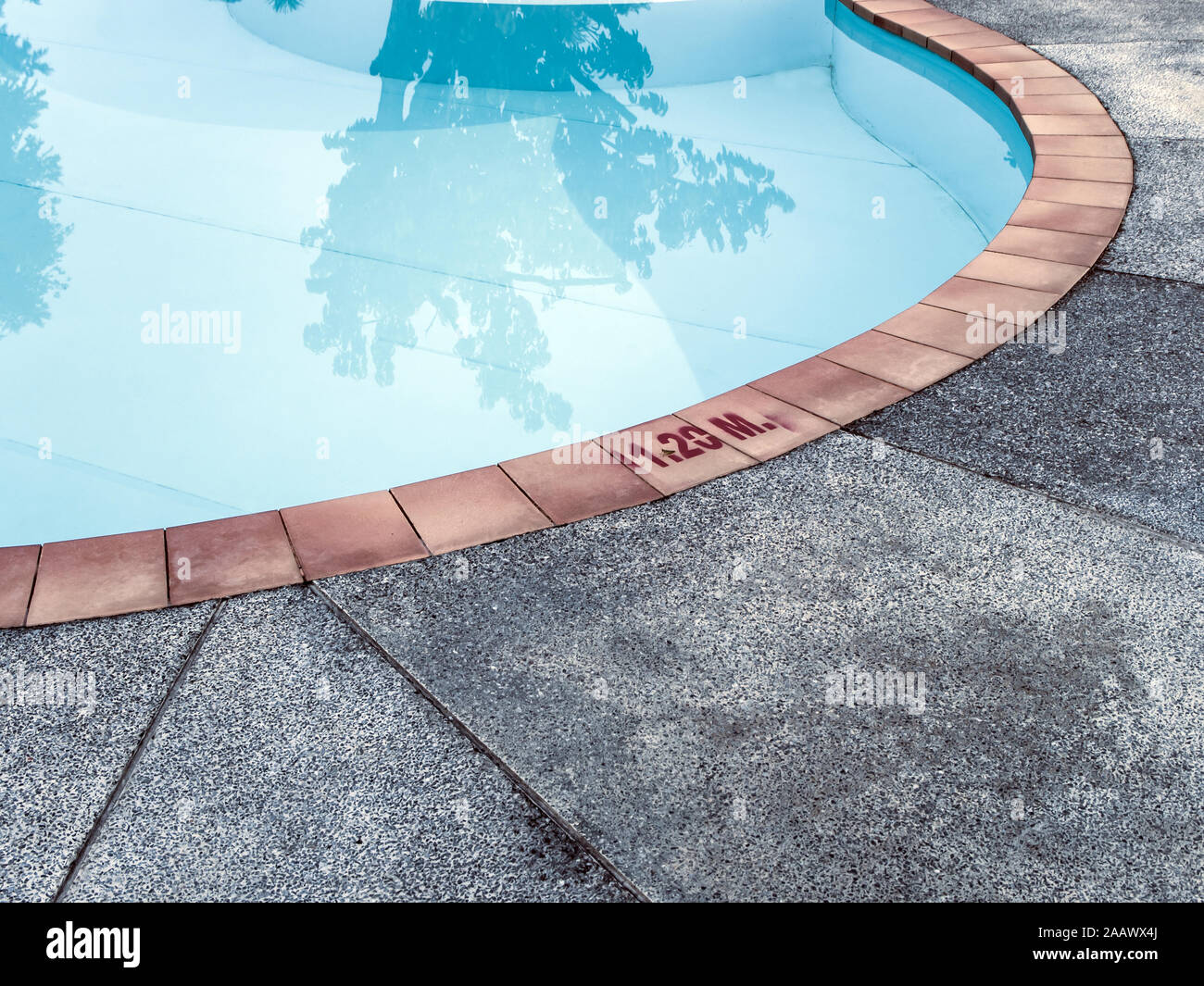 Mostrar número de nivel profundo sobre el borde de la piscina Fotografía de  stock - Alamy