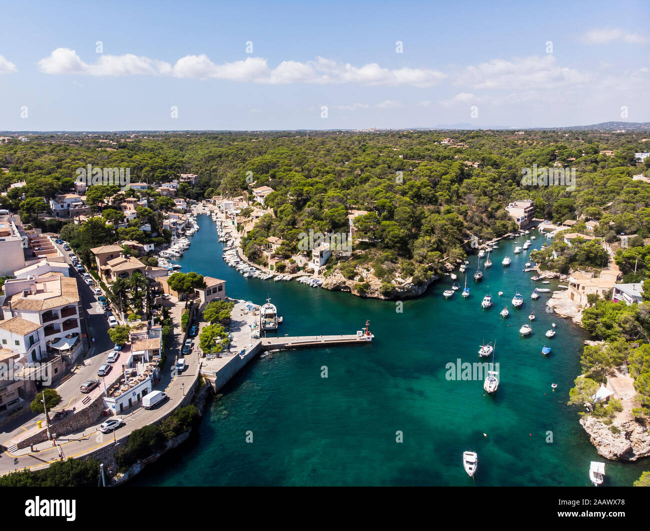 España, Islas Baleares, Mallorca, vista aérea de la bahía de Cala Figuera y Calo d'en busques con el puerto de Cala Figuera Foto de stock