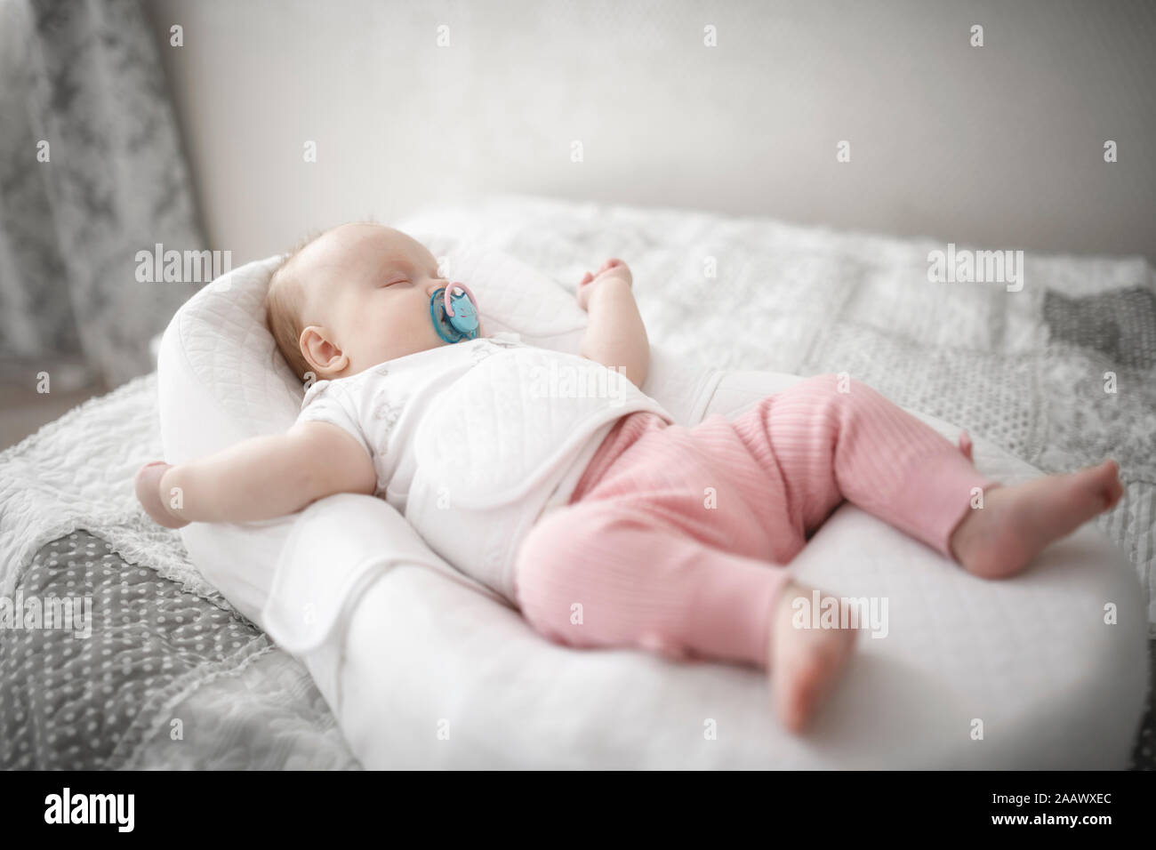 Lindo Bebe Nina Durmiendo En La Cama Fotografia De Stock Alamy