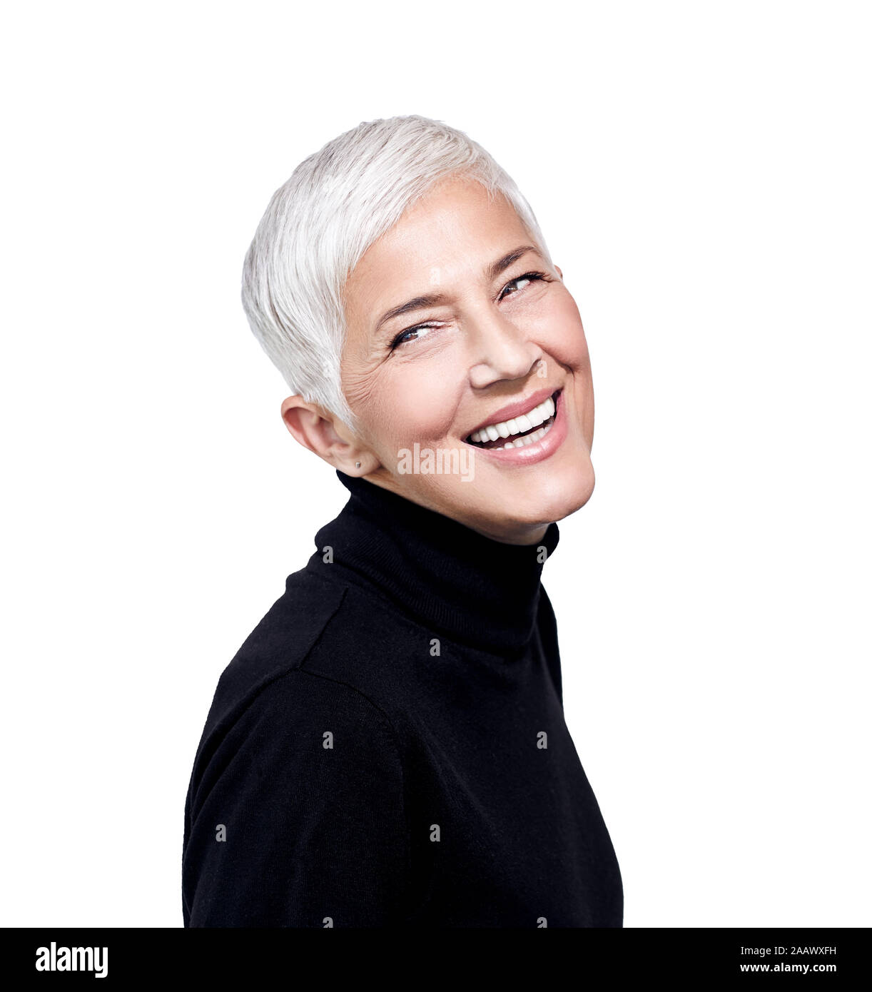 Retrato De Risa Mujer Madura Con Cabello Gris Corto Vestidos De Negro Sueter Cuello Tortuga Fotografia De Stock Alamy