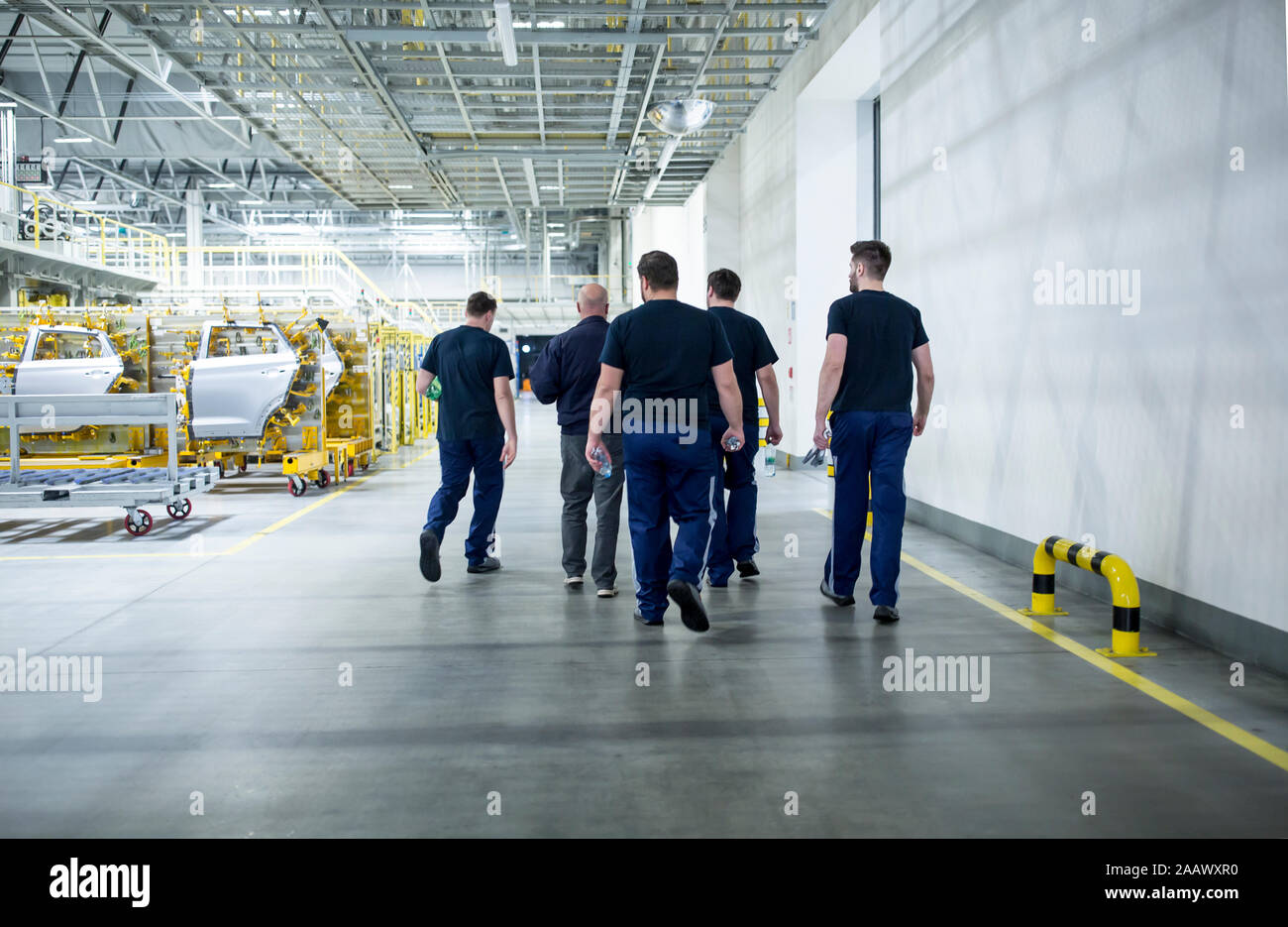 Los colegas tener un descanso y caminar en una moderna fábrica de coches Foto de stock