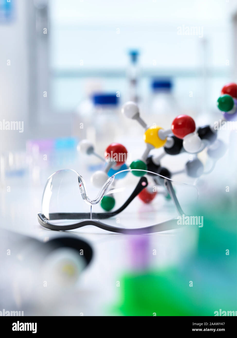 Close-up de la estructura molecular con gafas protectoras sobre la mesa en el laboratorio Foto de stock