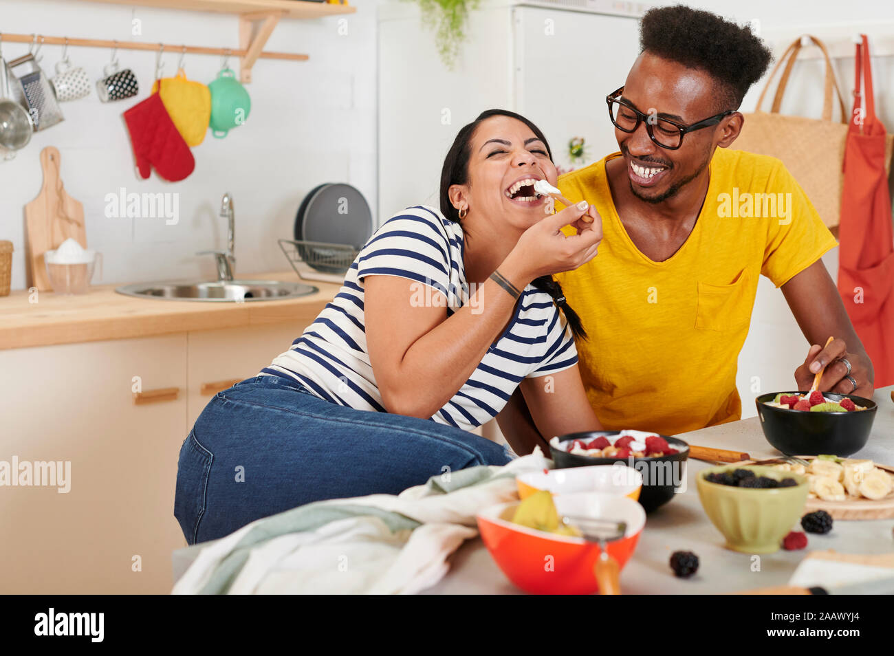 Pareja multiétnica breakfasting juntos en la cocina Foto de stock